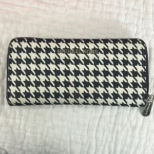 GUC: Michael Kors Houndstooth Wallet